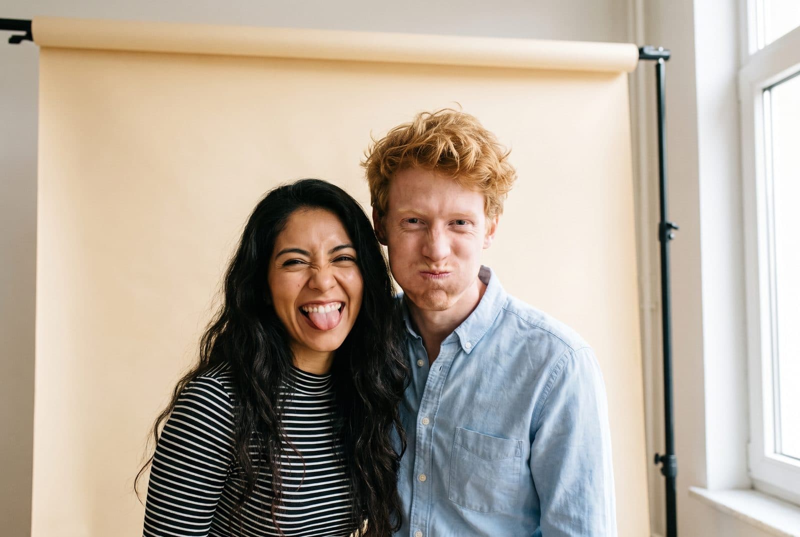 Un couple fait des grimaces et éclate de rire