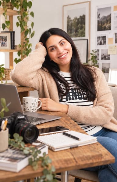 Désirée Wart au bureau du studio, appareil photo à la main